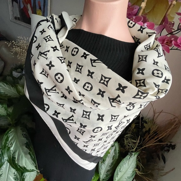 Louis Vuitton Monogram Silk Scarf.🍂🍁 - Picture 8 of 12